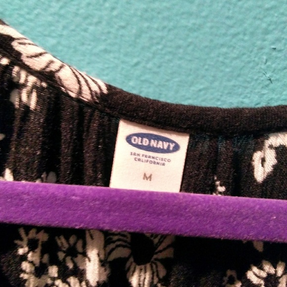 Black Fun Floral Top Old Navy & Adorable size M - Picture 5 of 5